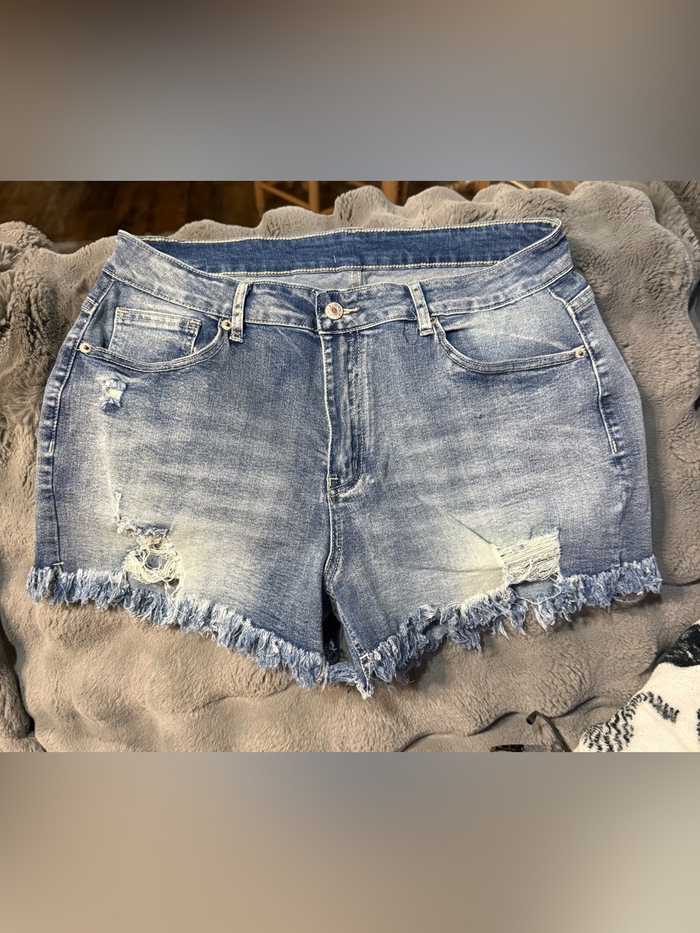 Women’s mid waist ripped denim jean shorts. Size XL New  stretch
